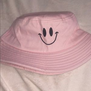 💖Pink bucket hat with smiley face 💖